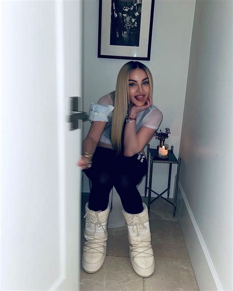 latina on toilet|Celebrities Who Posted Photos from the Toilet .